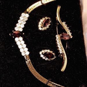 Set of earrings, necklace and brooch.